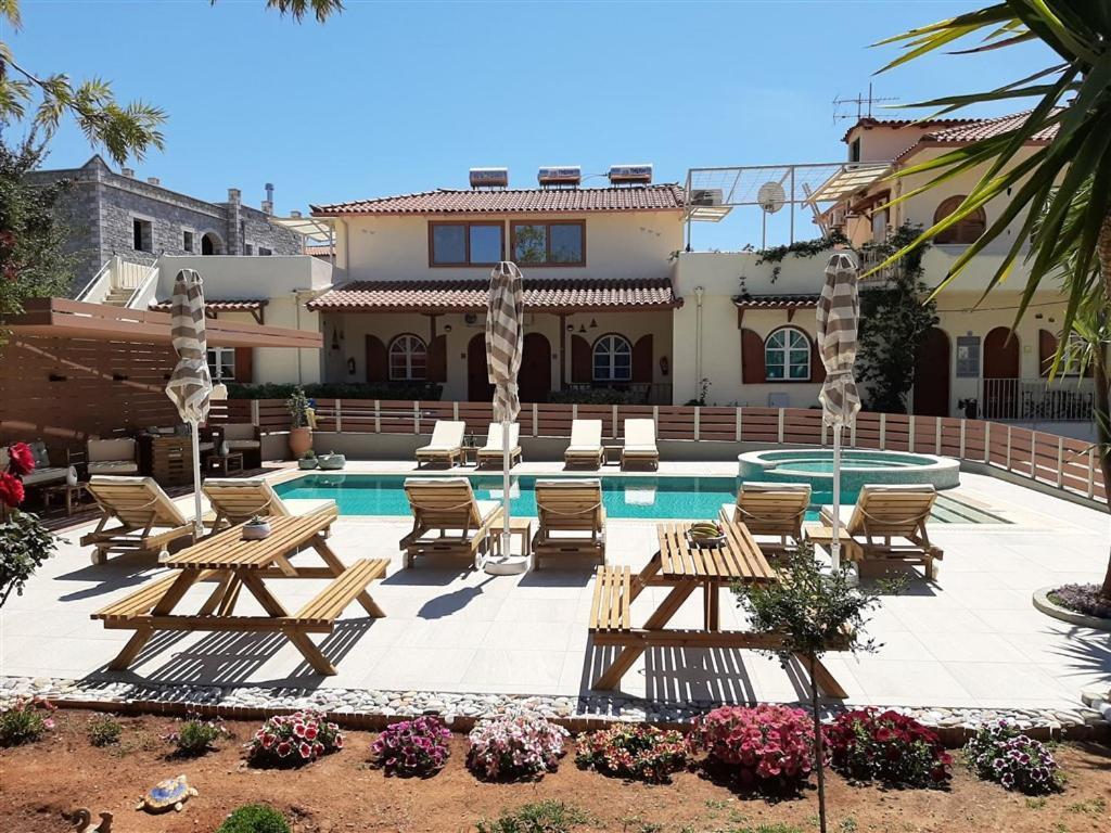 Athina Apartments Ступа Екстер'єр фото